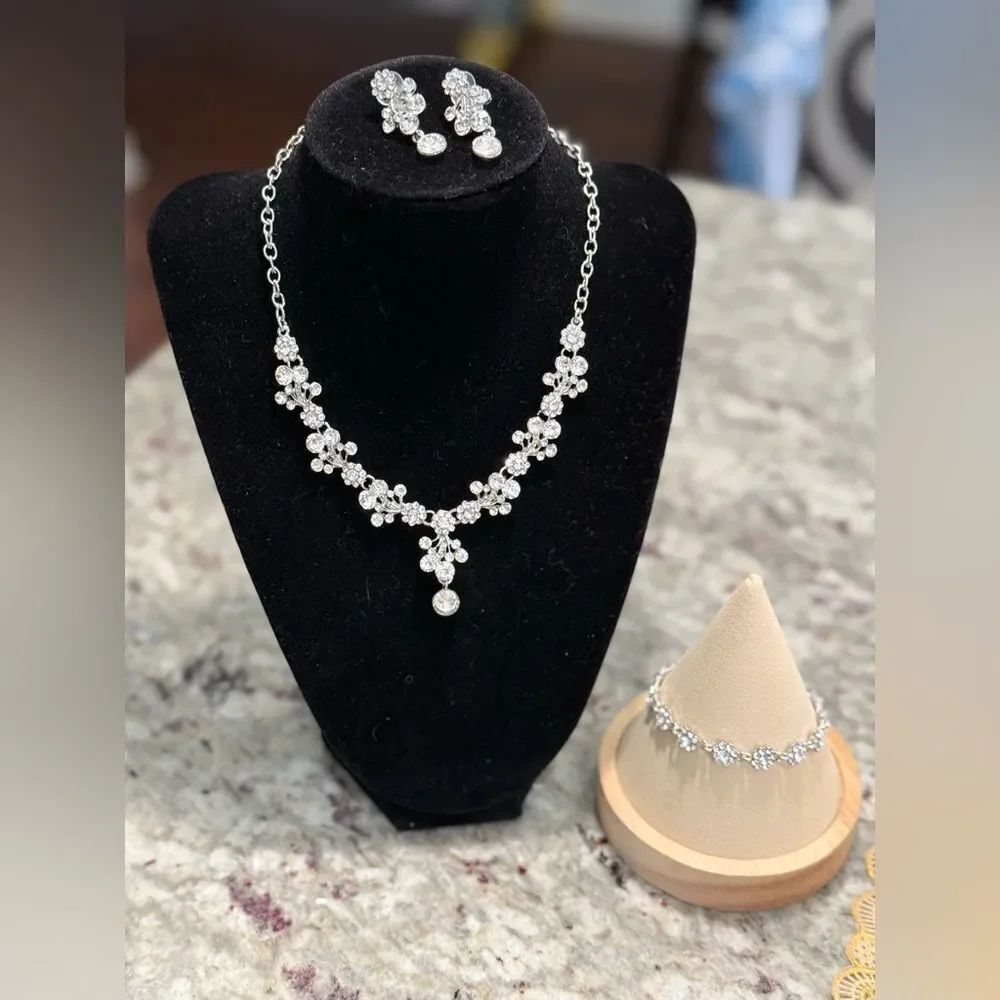 NEW Nordstrom Statement Teardrop Crystal Earrings , Bracelet & Necklace Set